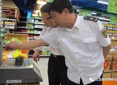 當?shù)仉娮臃Q檢定管理人員要定期監(jiān)督檢查市場上電子稱的使用情況(圖1) 當?shù)仉娮臃Q檢定管理人員要定期監(jiān)督檢查市場上電子稱的使用情況(圖1)